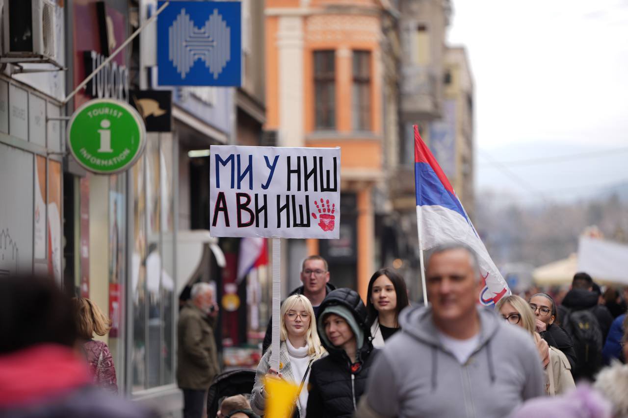 VIDEO: Promet ohromljen in ulice polne protestnikov, študentje 'zavzeli' še eno mesto