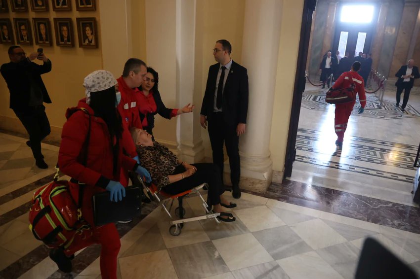 Poslanko v glavo zadela šok granata, utrpela je možgansko kap