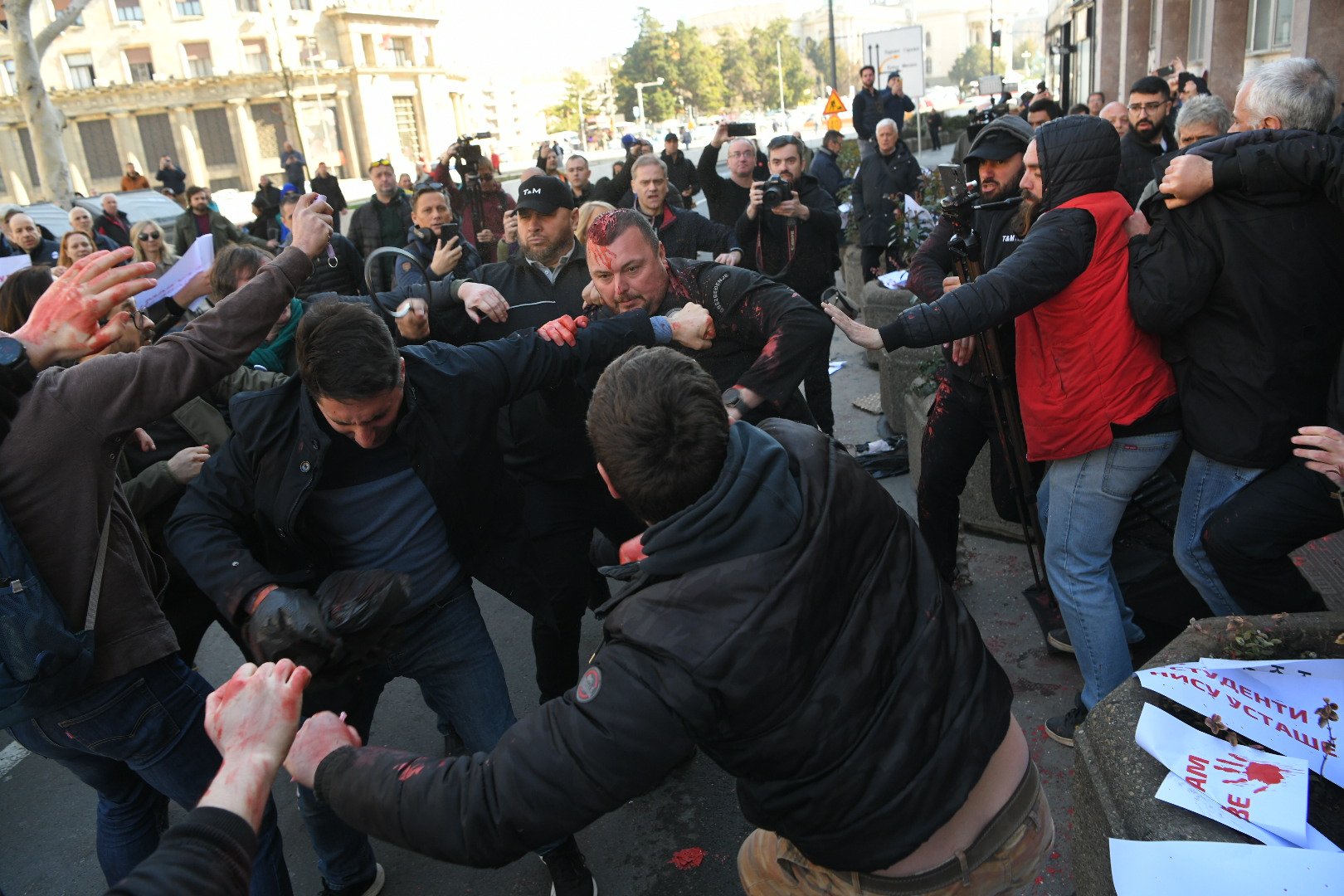 VIDEO: Nov incident v Srbiji, tokrat so se stepli pred mestno skupščino