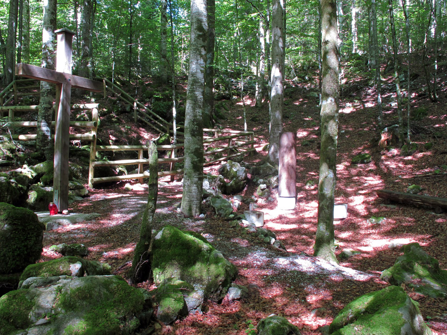 Med gozdovi, ob rekah in na obrobjih naselij ležijo mrtvi, o katerih se dolgo ni smelo govoriti