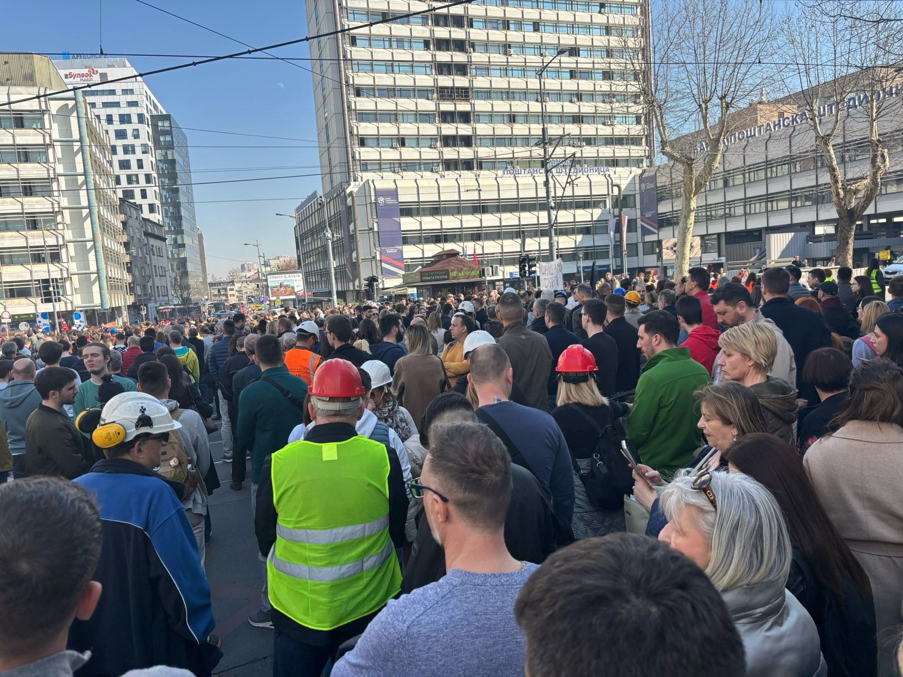 V Beogradu pričakujejo burno dogajanje, z opozorilom se je oglasilo slovensko veleposlaništvo