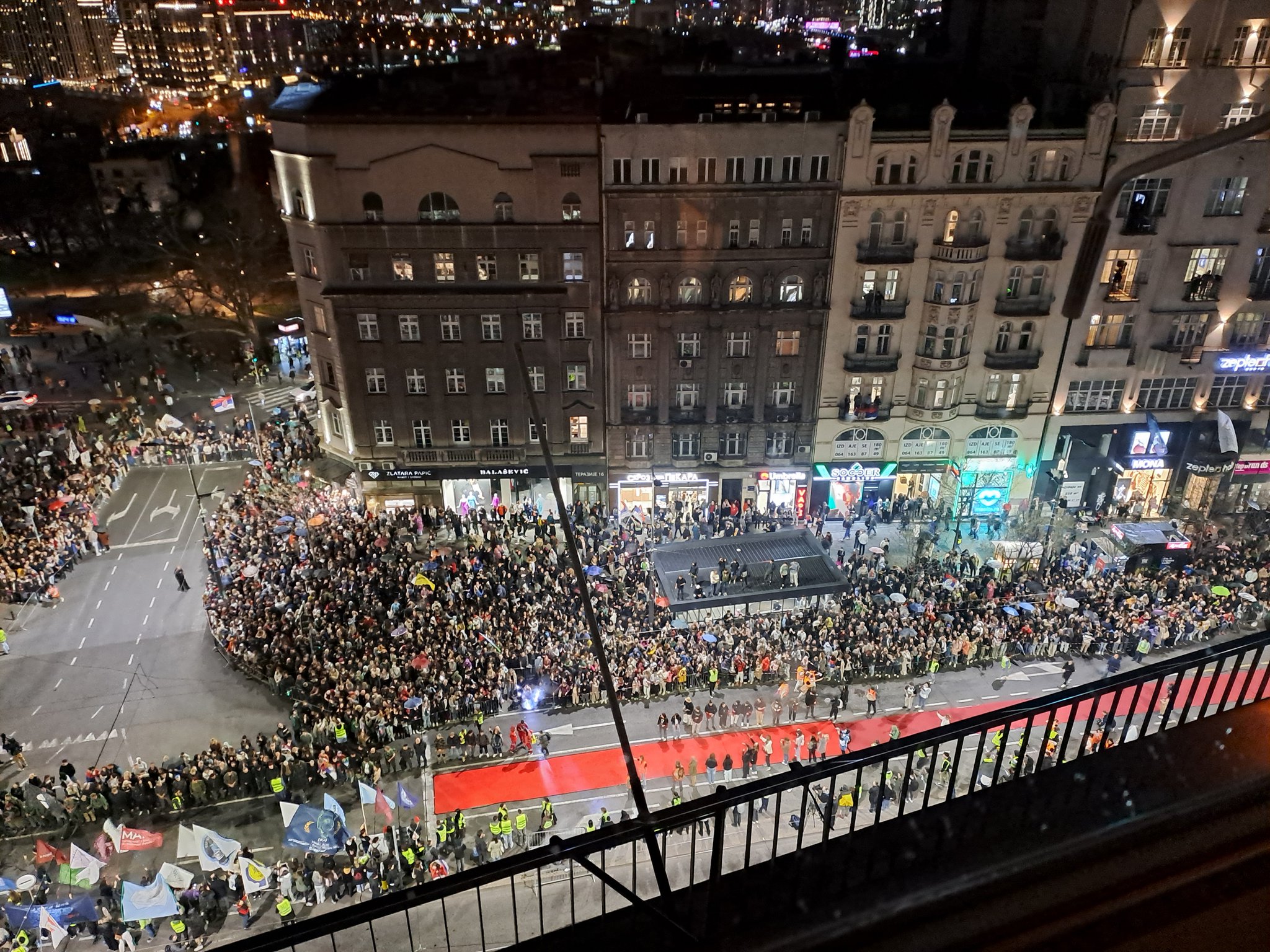 V Beogradu danes največji protest doslej, že ponoči so izbruhnili incidenti