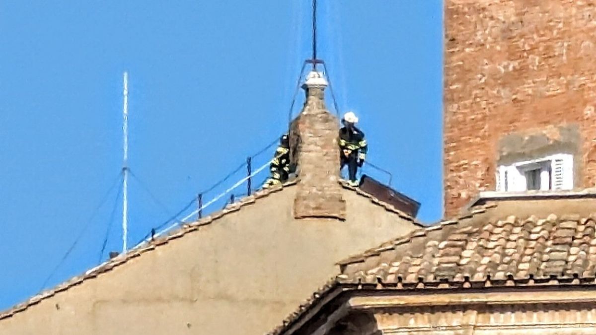 Vse pripravljeno za konklave: V Vatikanu že postavljajo dimnik