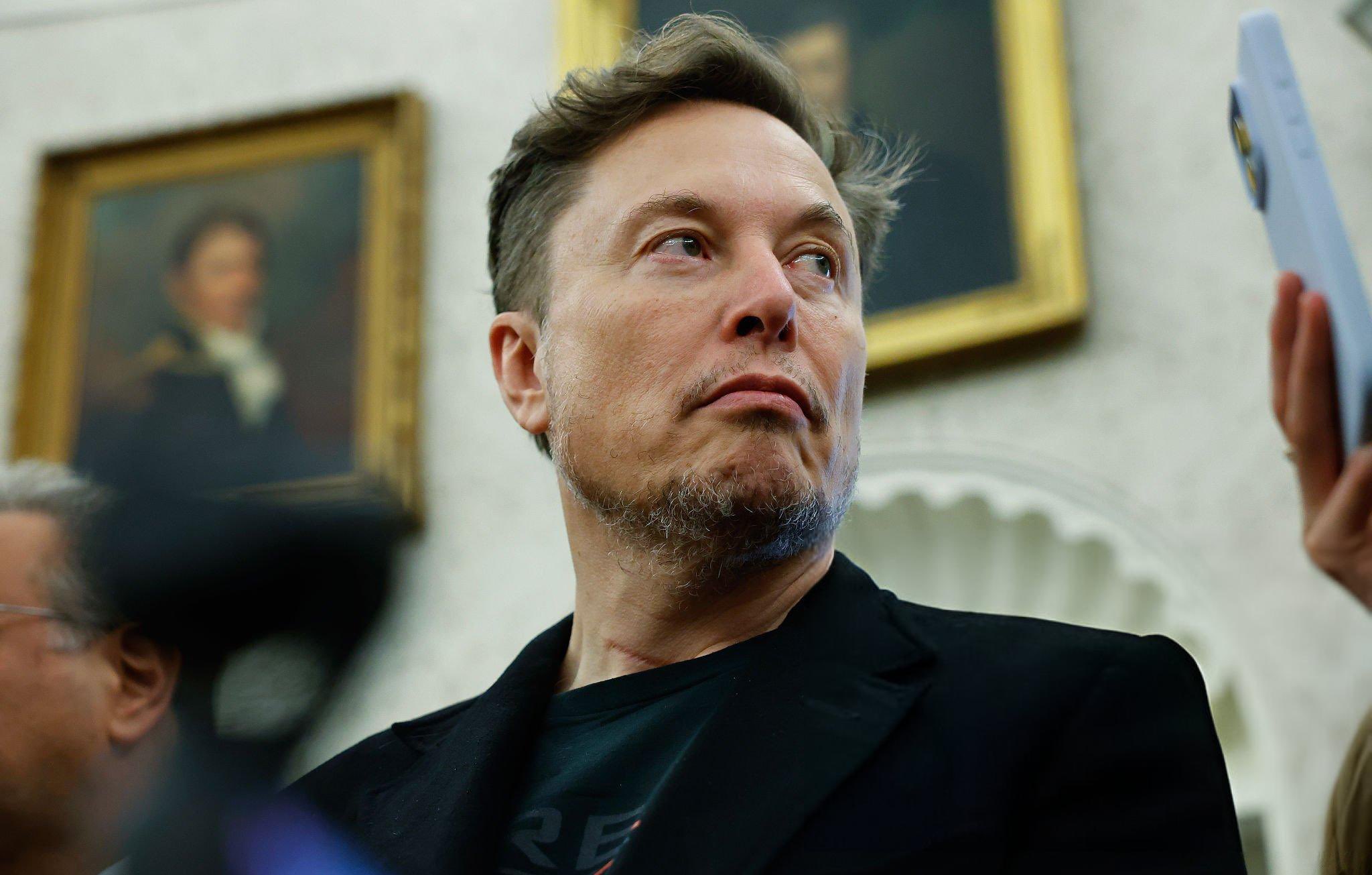 Zmanjšal porabo, sprožil spore in odšel: Bo Musk lahko sedaj še rešil Teslo?