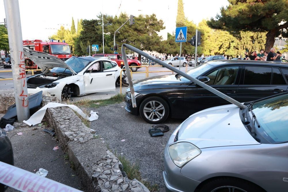 Z luksuzno Teslo proti križišču divjal s 150 km/h in ubil kolesarko