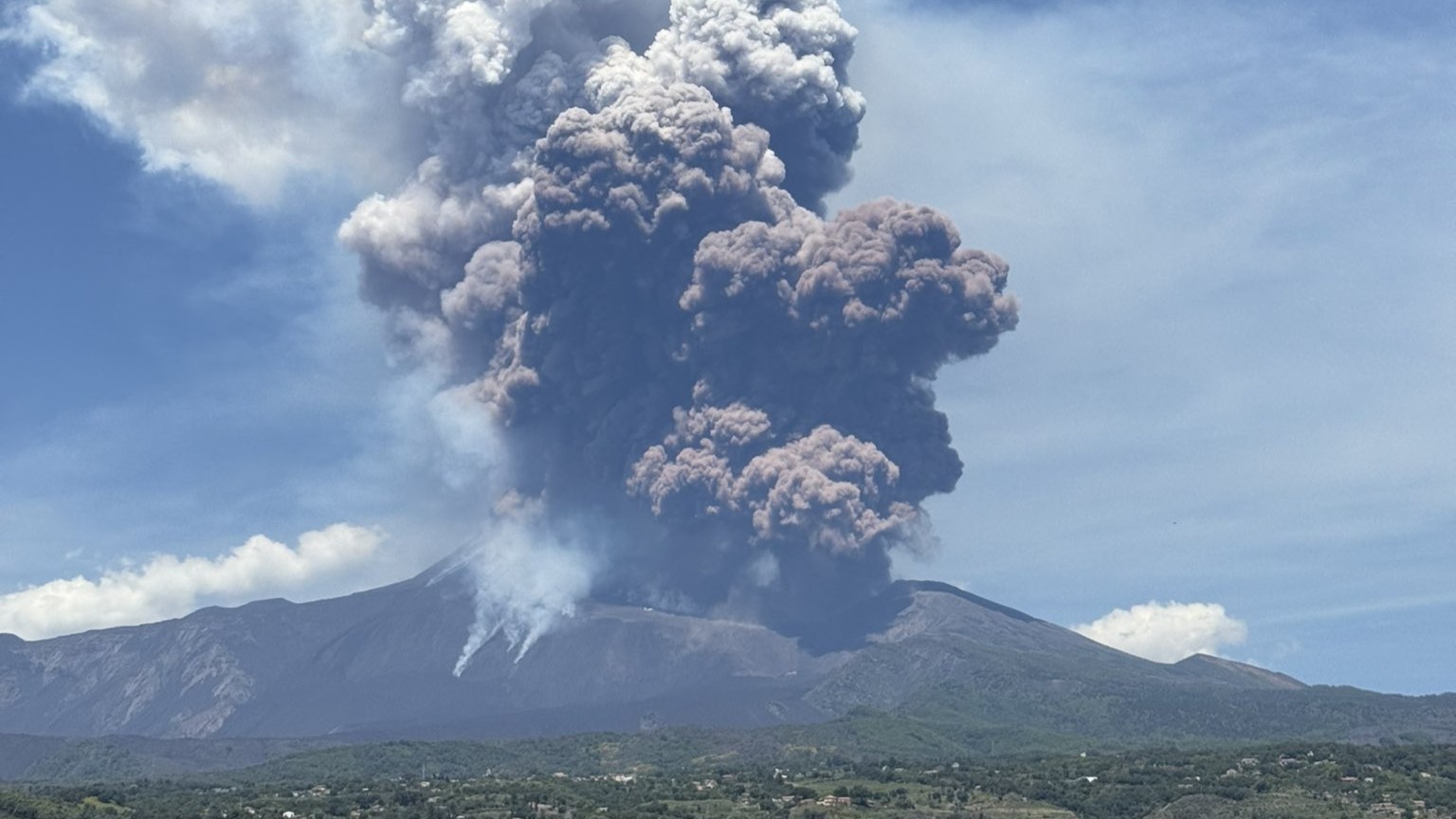 Grozljivi posnetki: Etna znova oživela, prestrašeni turisti bežijo