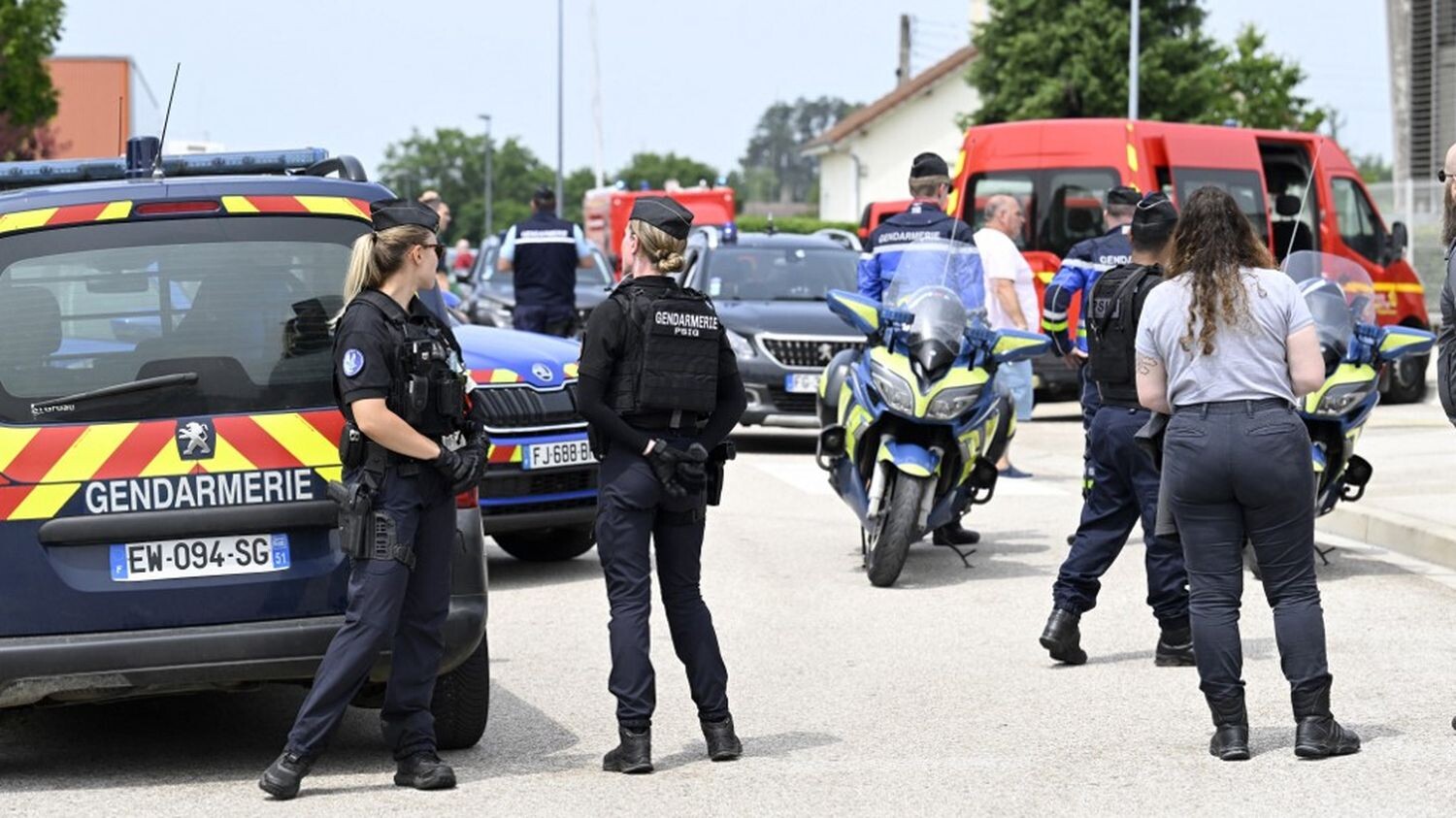 Še ena tragedija v šoli: 14-letnik do smrti zabodel učno pomočnico