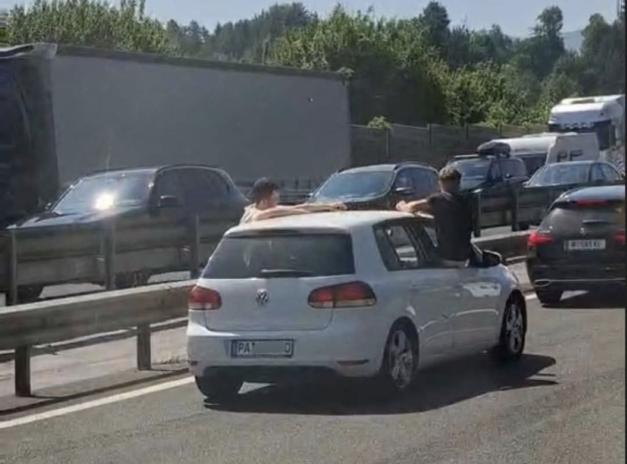 Sredi zastoja viseli iz avtomobila: ''Zanima nas, če si to upajo na nemških avtocestah?''