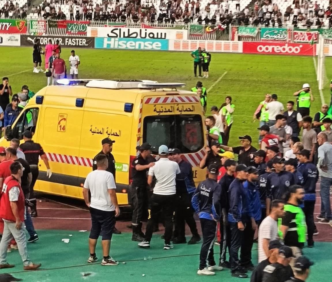 Grozljivka na zadnji tekmi sezone: Več navijačev padlo s tribune, trije umrli, še 81 poškodovanih