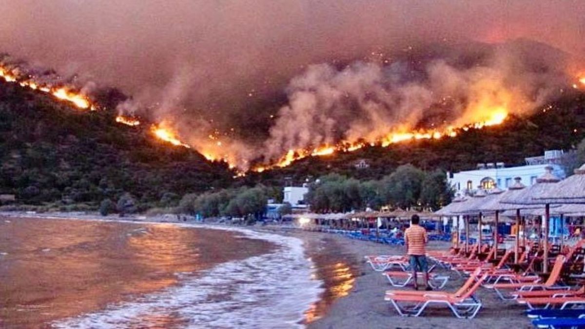 Raj požirajo plemeni: Na priljubljenem grškem otoku zaradi požara evakuirali že 16 naselij (VIDEO)
