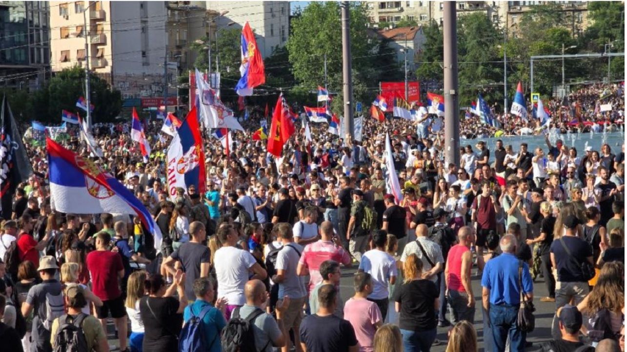 VIDEO: V Beogradu že letijo steklenice in jajca, Vučić: "Nasilje pričakujte od 20.45"