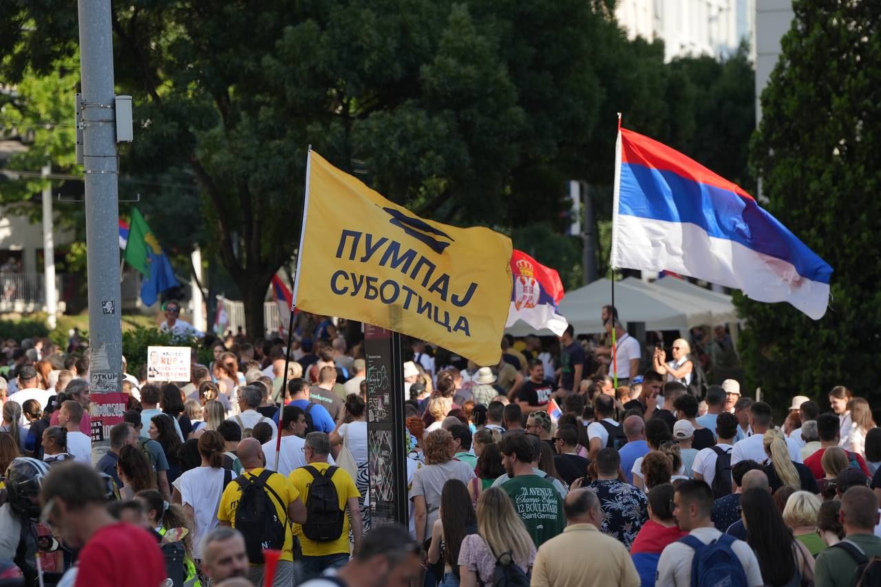 VIDEO: V Beogradu po protestu več poškodovanih policistov in na desetine pridržanih