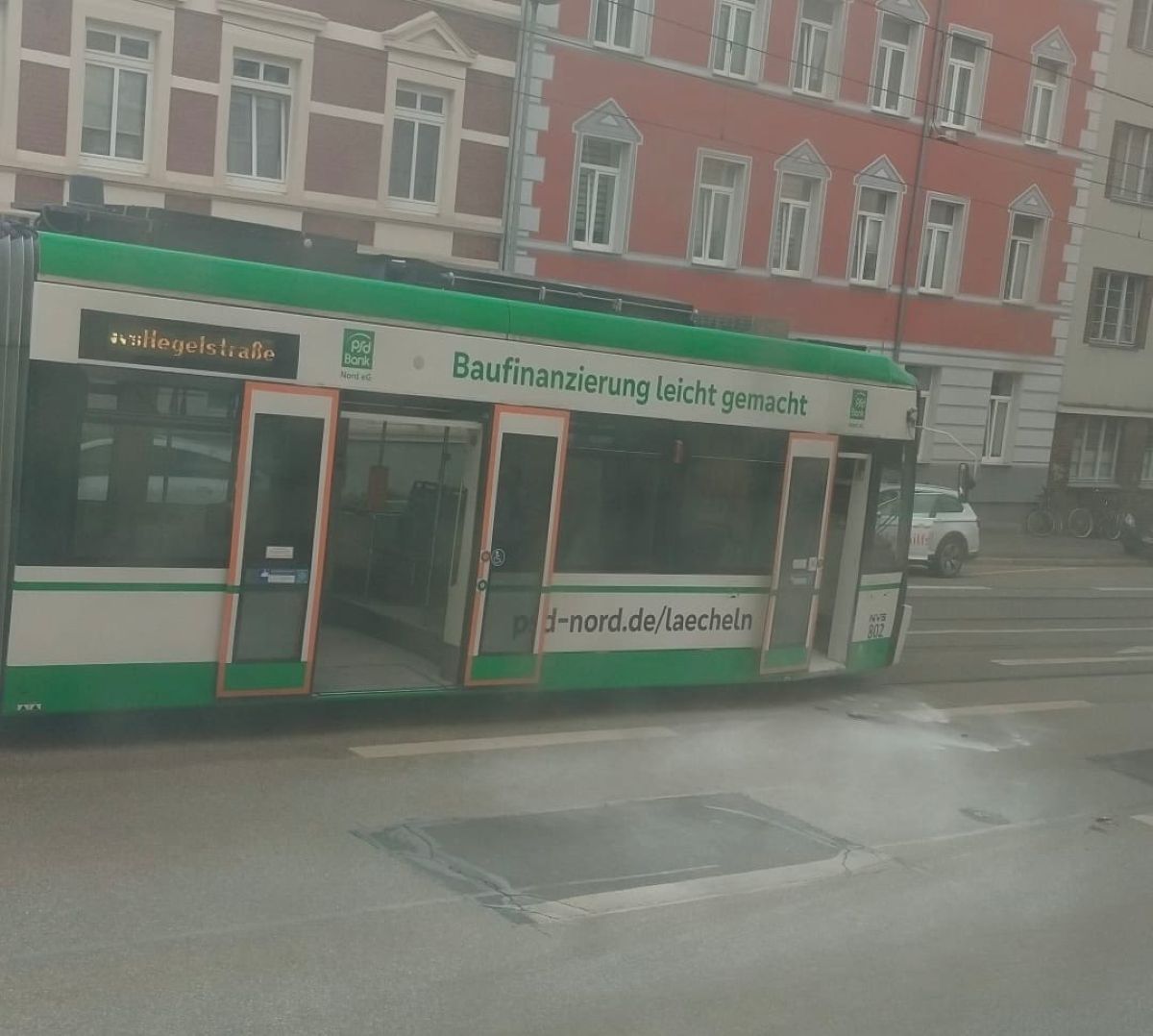 Na tramvaj vstopil s steklenico piva in neznano tekočino ter se zažgal