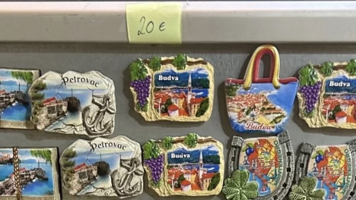 Cena spominka razburila splet: »Če je kdo res plačal 20 evrov za magnet ...«