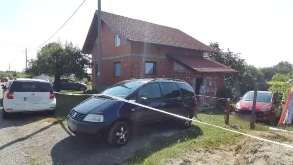 Sredi noči naj bi zgrabil sekiro in napadel družino: Mama mrtva, njen mož in sin v bolnišnici