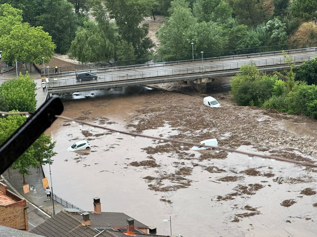 Španska pokrajina pod vodo: Po neurju iščejo pogrešane, poškodovano tudi letalo (VIDEO)