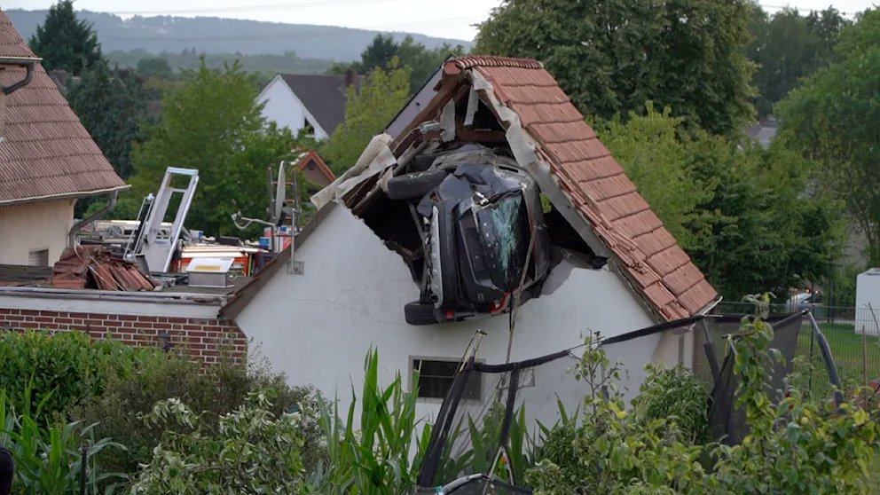 Avto zletel s ceste, zbil otroka na trampulinu in obstal tri metre nad tlemi