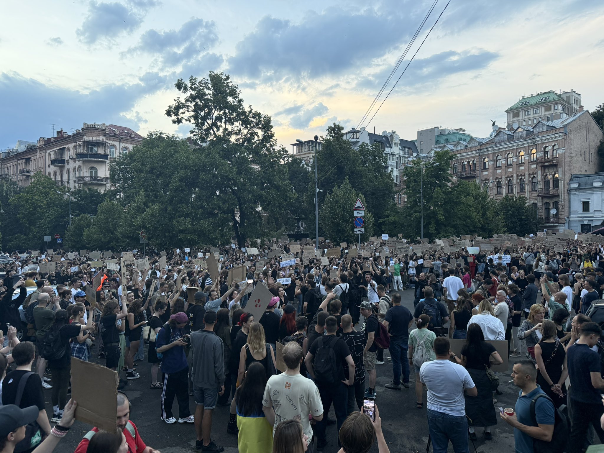 Ukrajina pred novim prevratom? Državljani nad Zelenskega: "Ne simbol sprememb, ti si težava!"