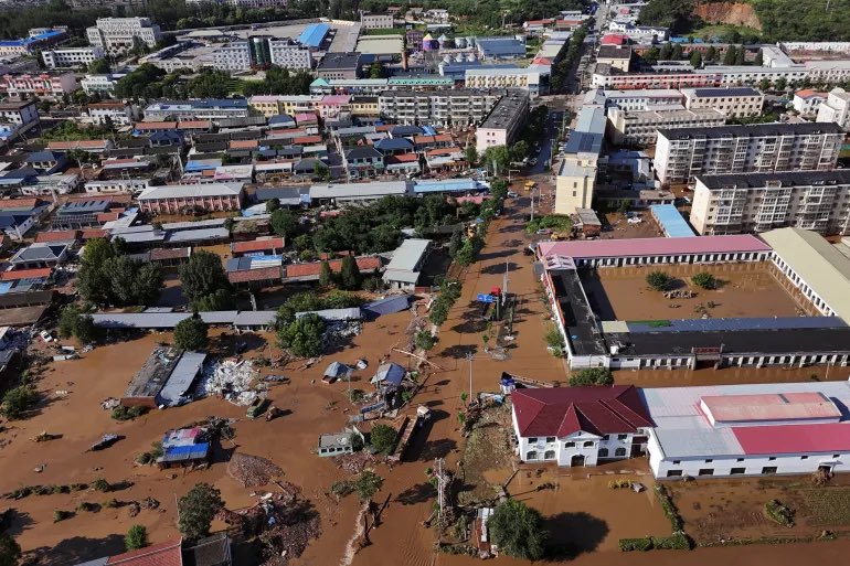 VIDEO: Poplave na severozahodu Kitajske terjale najmanj deset življenj