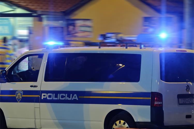 22-letni Slovenec na Krku povzročil nesrečo: 5 oseb potrebovalo pomoč