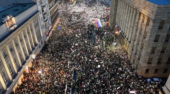 Srbija z eno nogo v državljanski vojni. Je Vučićeva oblast ogrožena?