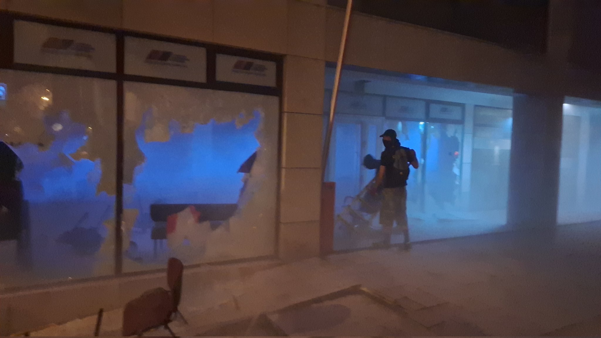 Na ulicah v Srbiji znova tisoče ljudi: protesti eskalirali v nasilje (VIDEO)