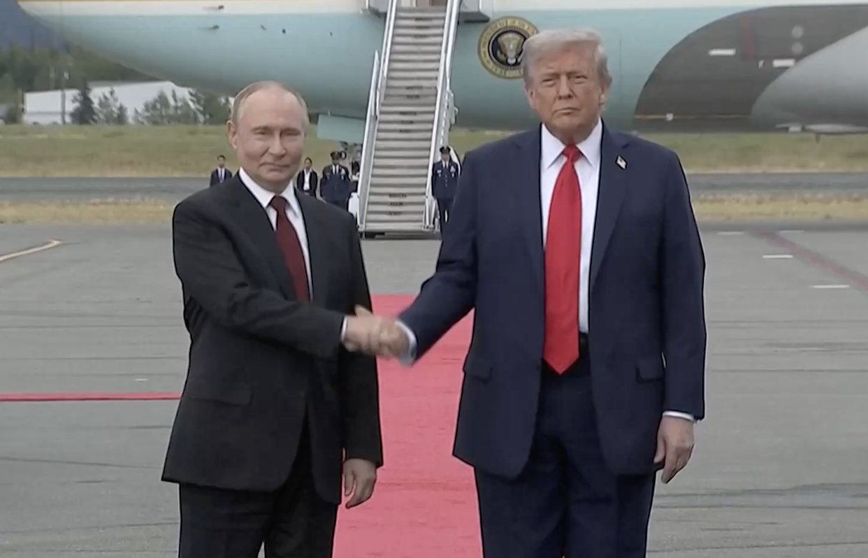 Trump in Putin sta si segla v roke in skupaj z avtomobilom odšla na srečanje