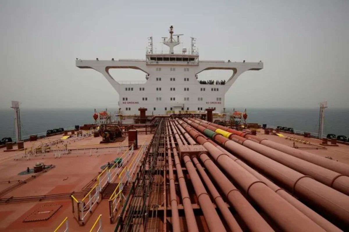 Zakaj je Trump presenetil z odločitvijo o ruskem tankerju?