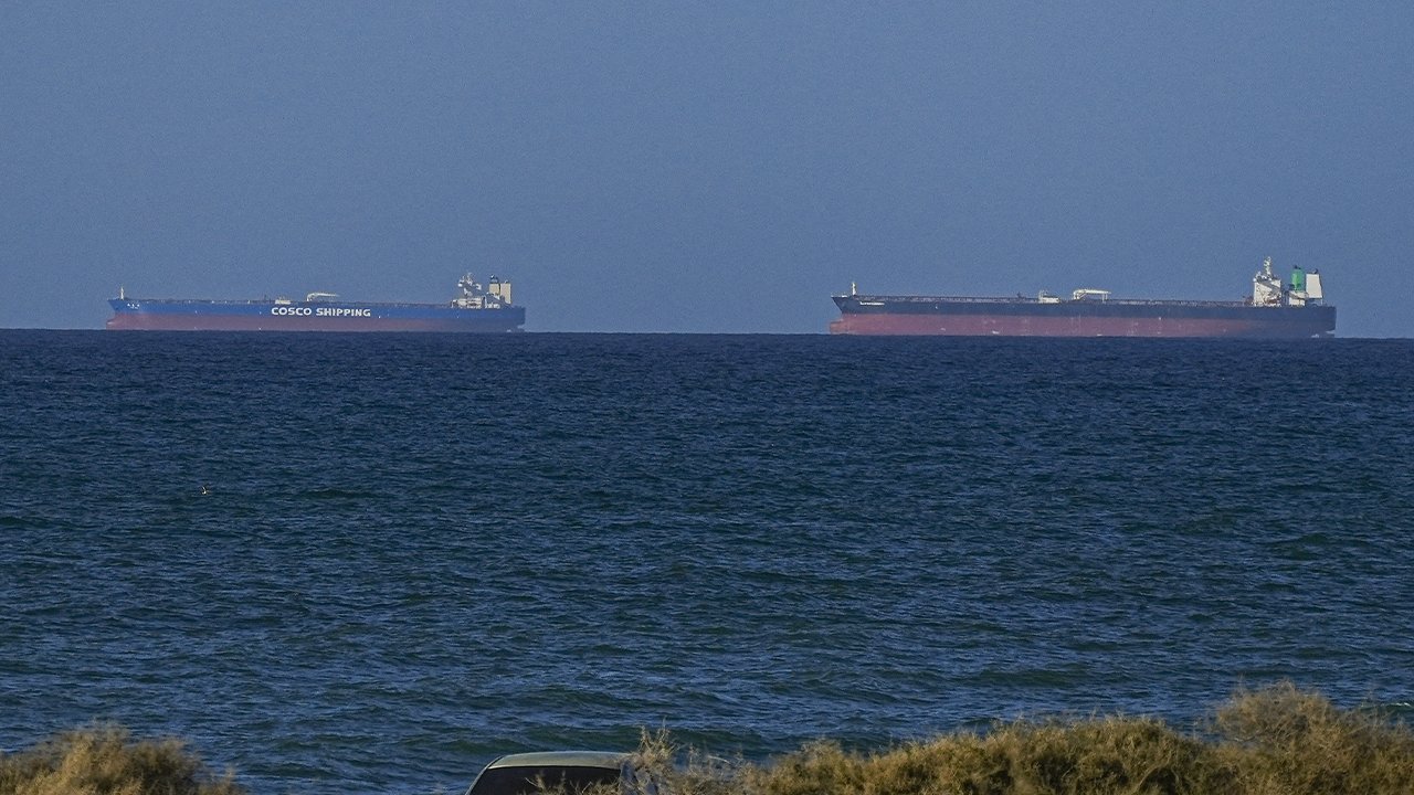 Šok za posadke: Iranske sile nenadoma začele streljati na tankerje v Hormuški ožini