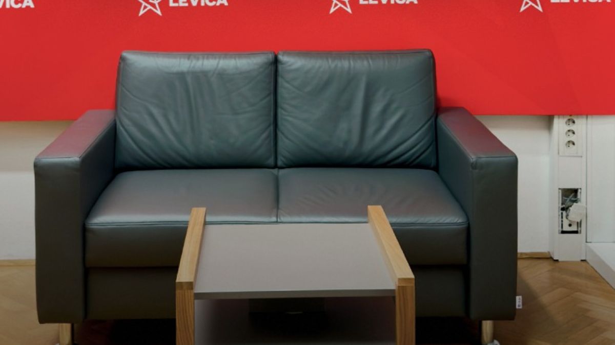 Zakaj se poslanci v DZ prepirajo o tem, kdo ima največ kavčev?