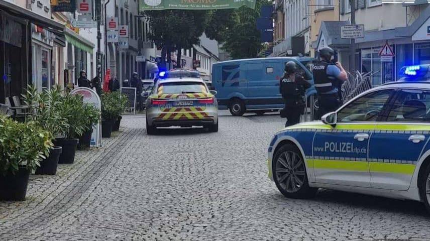 Drama s talci v nemški banki: Specialci obkolili poslovalnico v Sinzigu