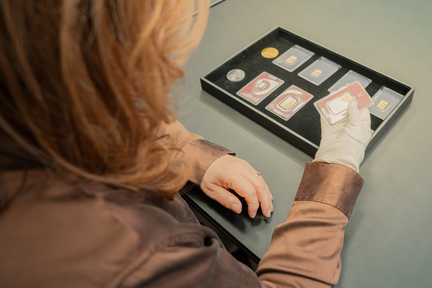 Zlato v vzponu: zakaj vlagatelji znova iščejo varnost v plemenitih kovinah?