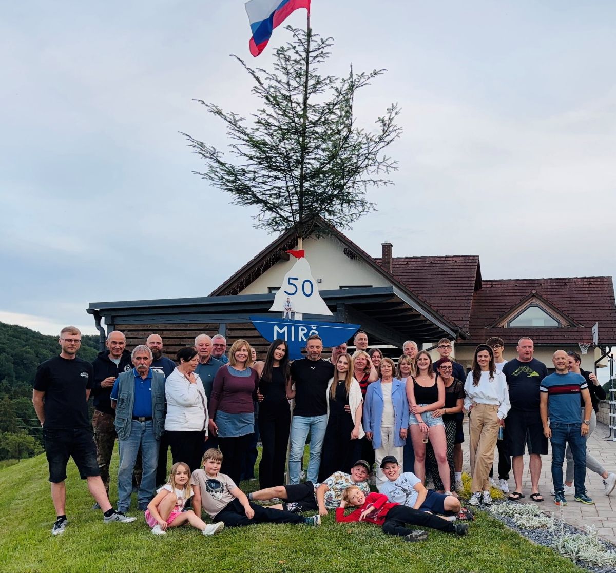 FOTO: Janša in njegova soproga Urška na zabavi pri moškem, ki je obglavil kip Tita