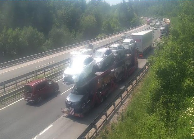 Na avtocesti obstal zaradi okvire, vanj trčil tovornjak: Tragična nesreča povzročila 20-kilometrski zastoj