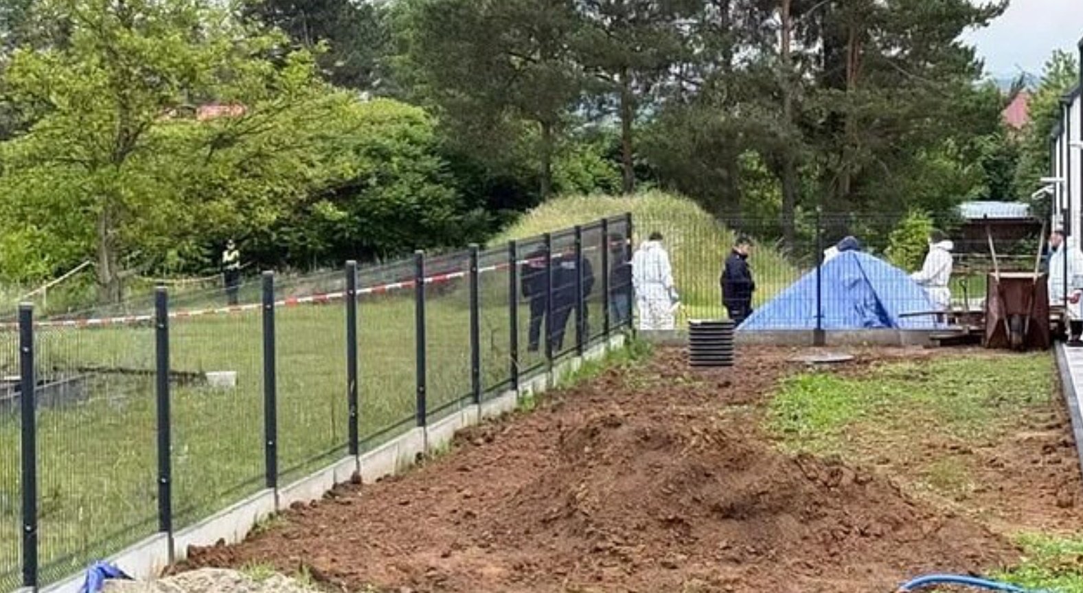 Na vrtu zdravnice odkrili zakopanih najmanj 34 človeških plodov