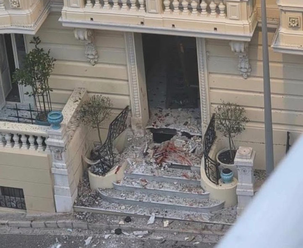 Monako pretresla eksplozija pred stanovanjsko stavbo, osumljenec na begu (FOTO in VIDEO)