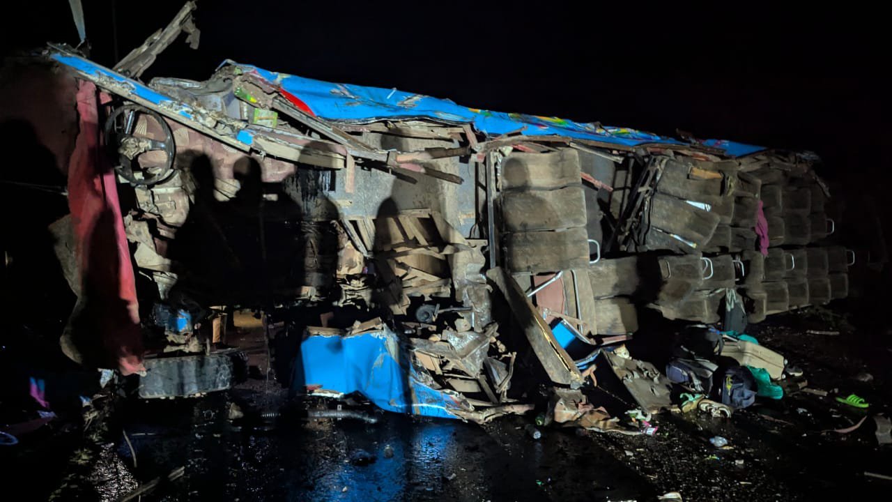 FOTO: V nesreči šolskega avtobusa umrlo 20 otrok