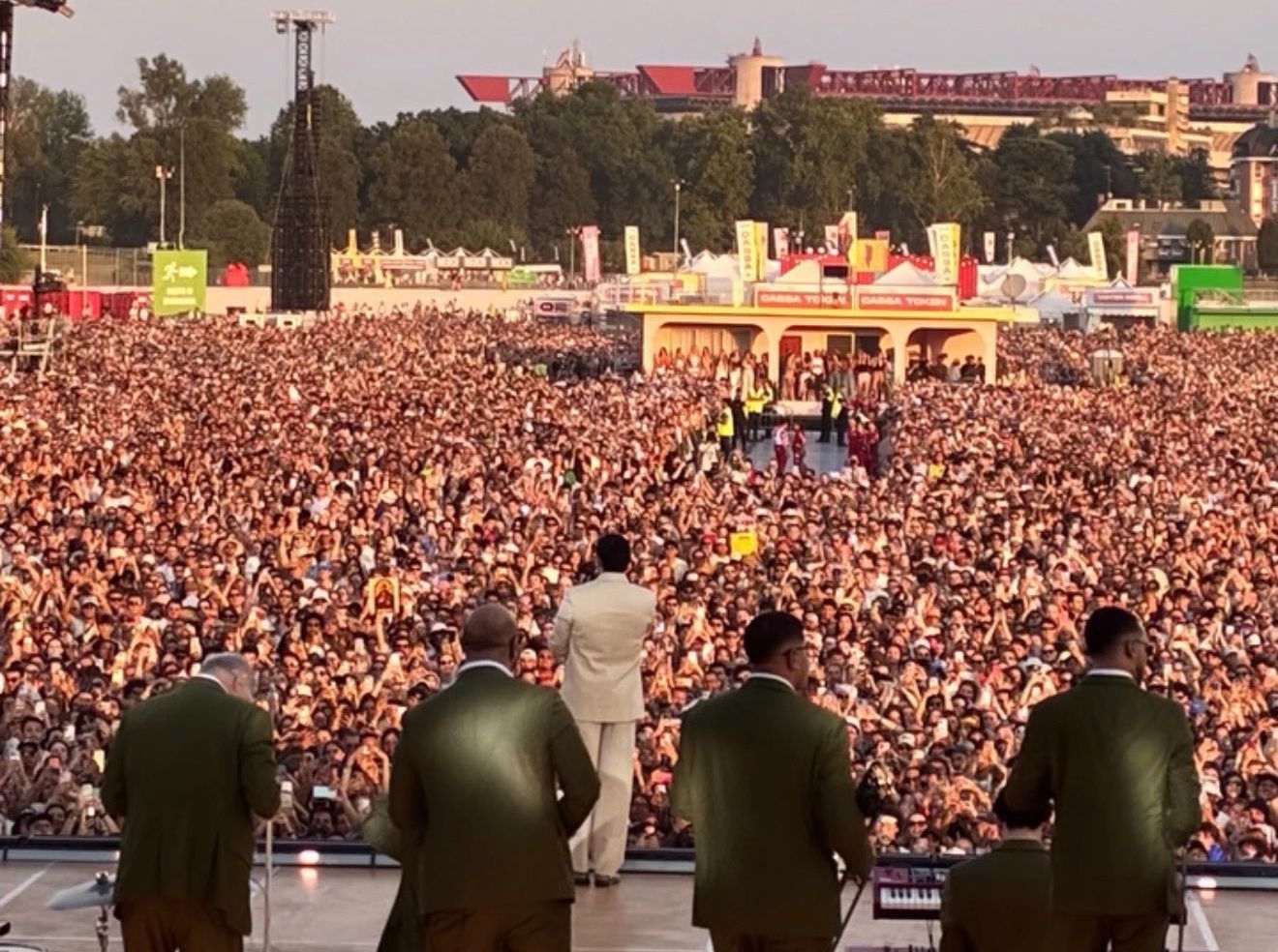 Namesto glasbe toča: neurje prekinilo koncert Bad Bunnyja pred 80.000 ljudmi (VIDEO)