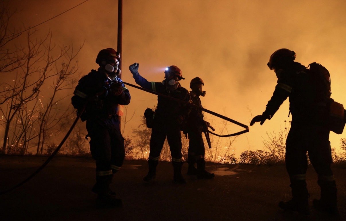 Požar na Kreti še vedno ni pod nadzorom: Med gašenjem umrla 2 gasilca