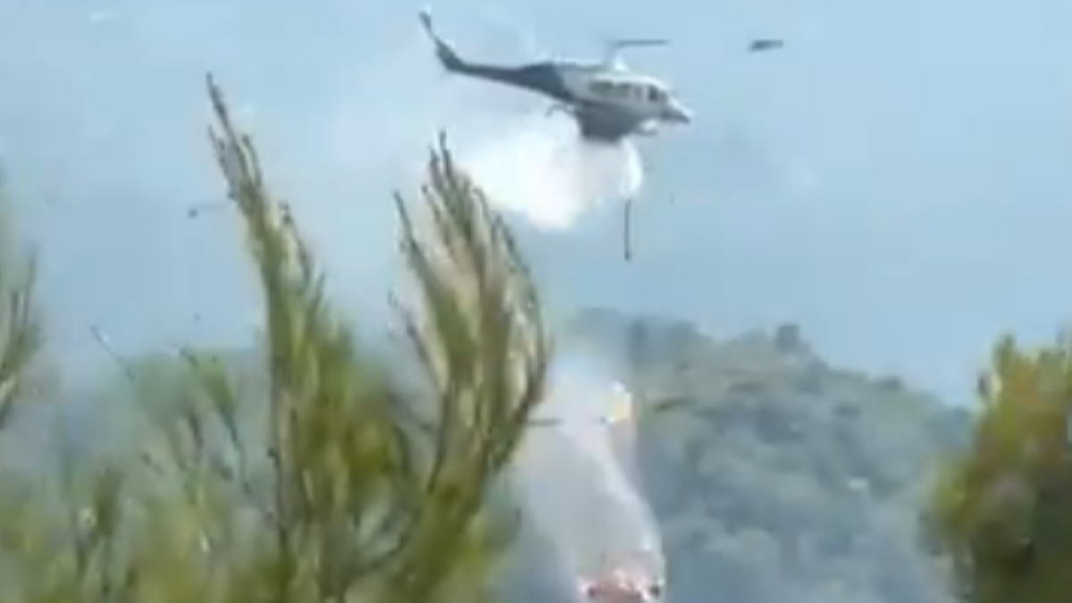 Pretresljiv posnetek: Med gašenjem požara trčila in strmoglavila gasilska helikopterja