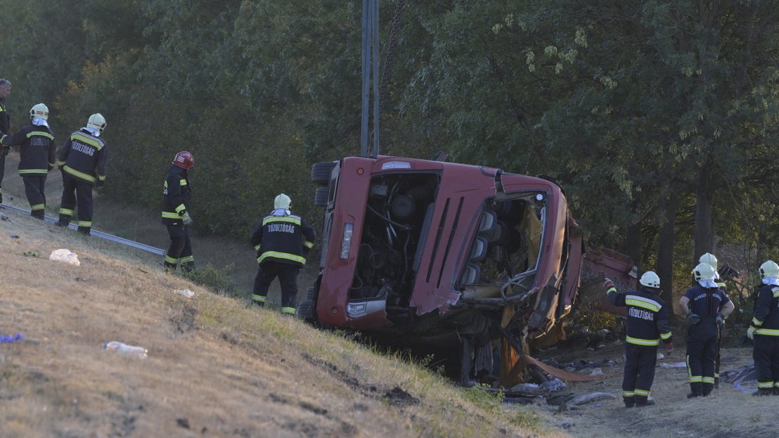Voznik avtobusa ponoči zaspal za volanom, umrlo najmanj 12 ljudi (FOTO)