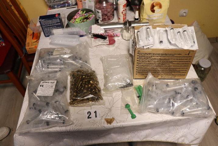 FOTO: Mariborski policisti pri 64-letniku odkrili pravo zakladnico drog