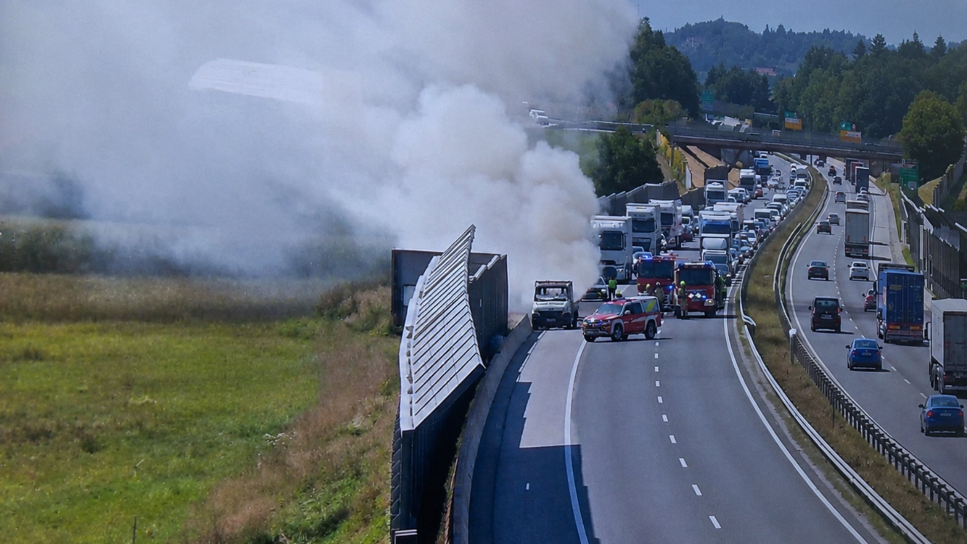 FOTO: V času prometne konice zagorelo vozilo na štajerski avtocesti