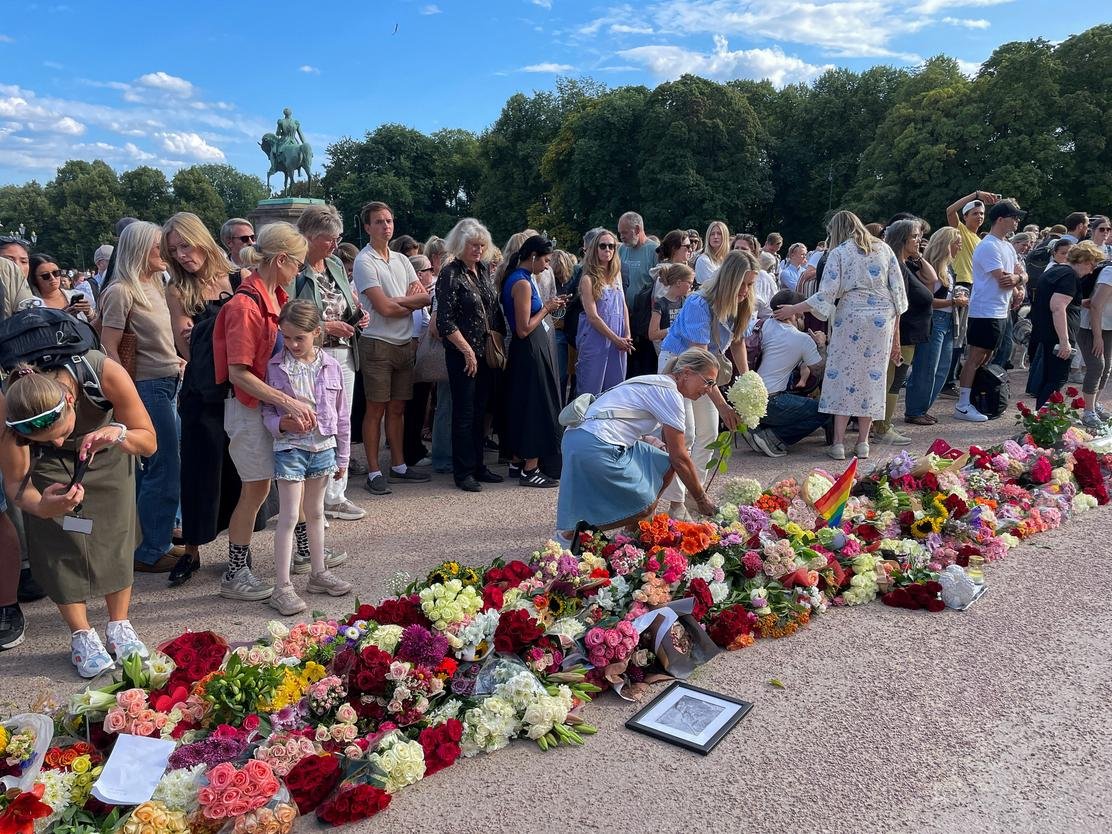 Zastave na pol droga, ljudje polagajo cvetje: Umrl je kralj