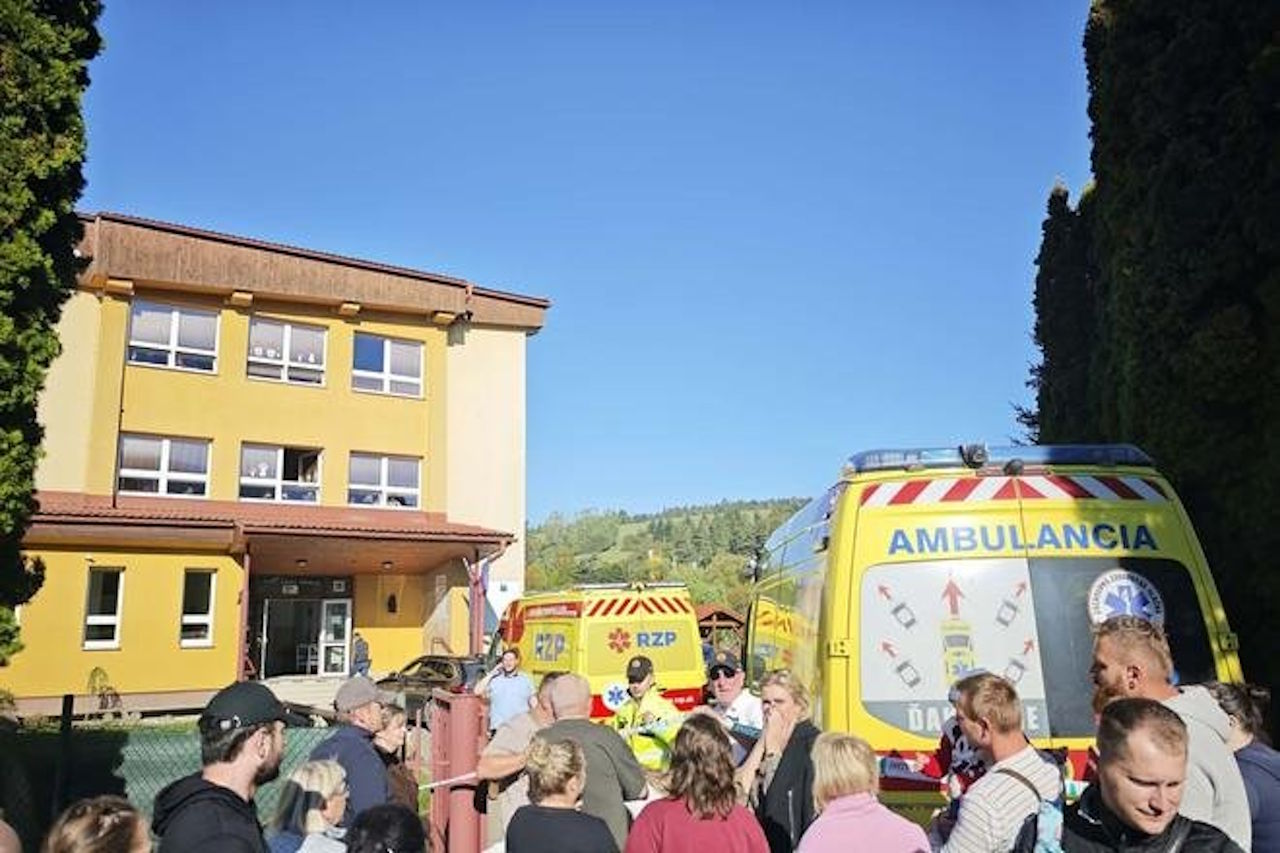 Tragično: Na osnovi šoli z nočem ubil učiteljico in ranil še enega otroka in drugo učiteljico