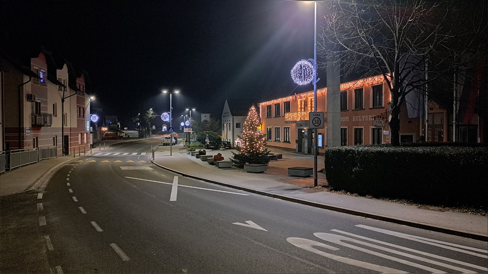 Cerkvenjak zasijal v prazničnih lučkah, začenjajo se tudi dogodki veselega decembra