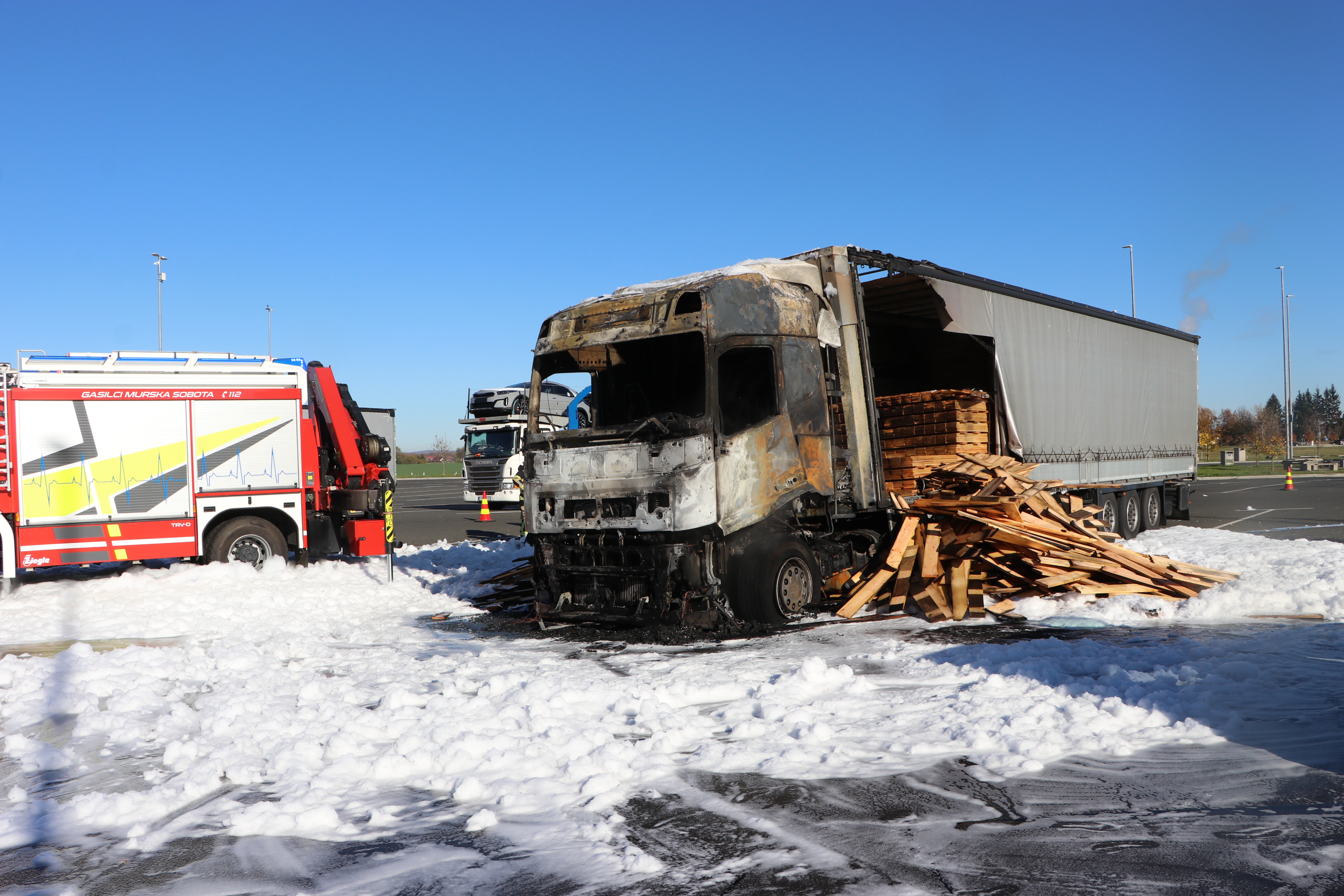 FOTO: Na avtocestnem počivališču požar uničil tovornjak