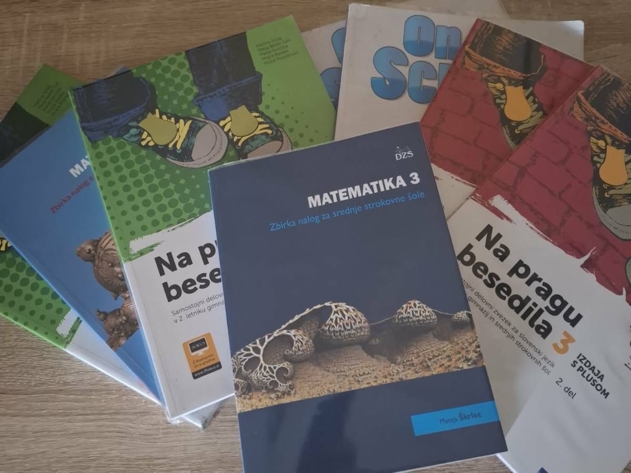 Za dva šoloobvezna otroka skoraj tisoč evrov? Preverili smo dejanske stroške pred začetkom šole