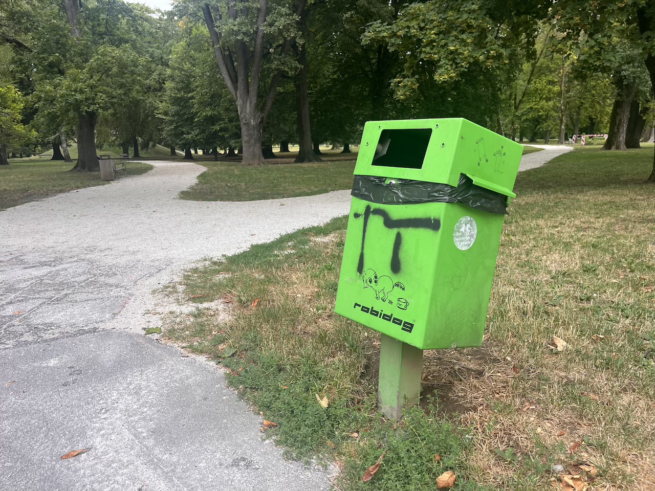 Slaba novica za lastnike psov: V Mariboru koše odstranjujejo namesto postavljajo