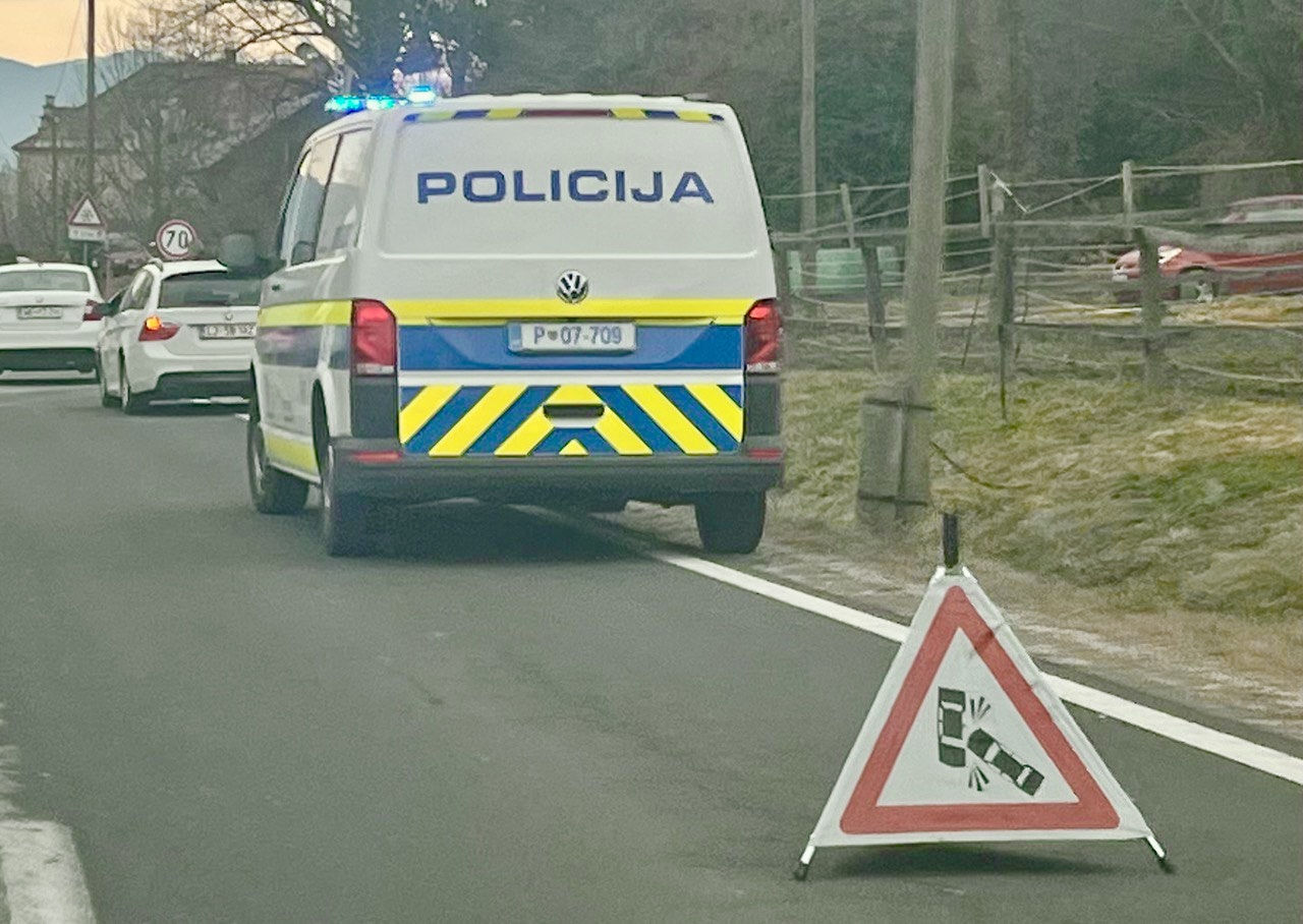 V Mariboru kolesarka po trčenju z avtomobilom odpeljana v UKC Maribor